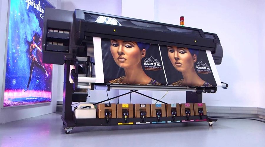 Plotter HP Latex imprimindo painel em grande formato